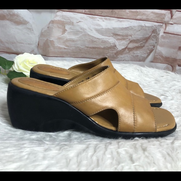 Clarks woman sandals size 7. 1/2 M - Picture 2 of 7